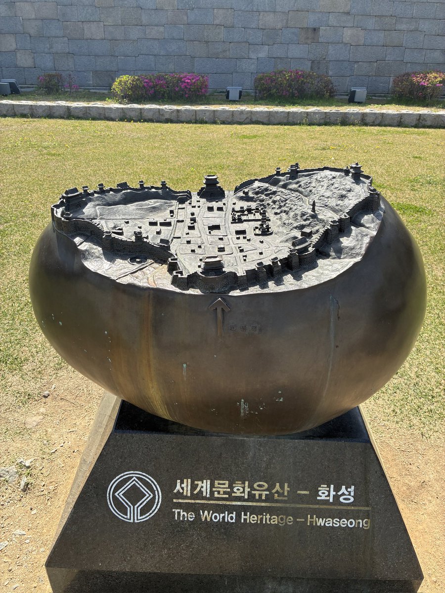 Sfc2026hide's tweet photo. 韓国の世界遺産、水原華城（スウォン・ファソン）行ってきました！  

晴天で風も一切なく、最高のコンディションで散策できました🌞 

城壁を歩きながら見える伝統的な景観と、現代の街並みが融合した景色が本当に美しいです。
まるでタイムスリップしたような雰囲気で、歩いているだけで気持ち良かったです📷✨

歴史好きにも、写真好きにも、のんびり散策したい人にも超おすすめのスポット！

次は夜のライトアップも見てみたい〜  

#水原華城 #スウォン #韓国世界遺産 #韓国旅行 #HwaseongFortress