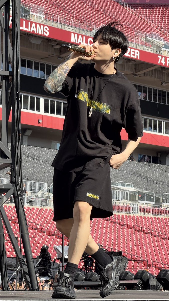 luna. 🍓 VAI VER O BTS tweet media