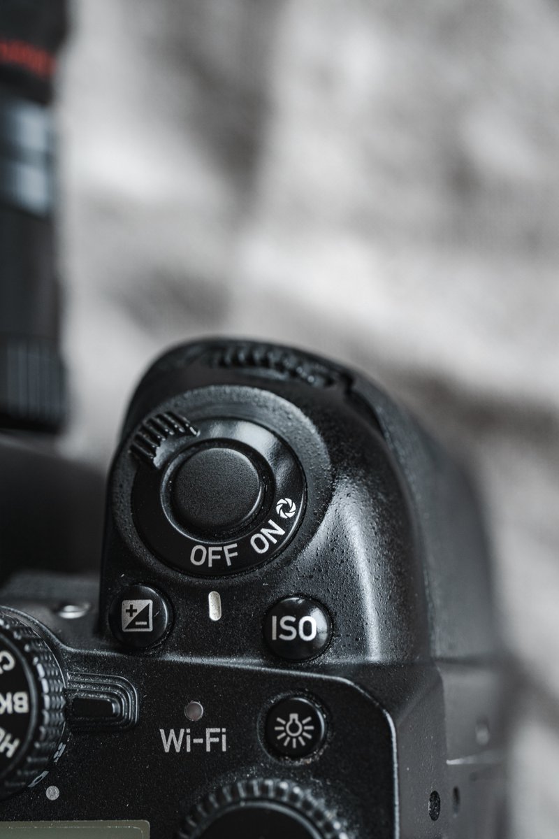 parapluie_photo's tweet photo. 発売から10年。手元に来て10年。修理やアップグレードも重ね、使い込まれた跡がボディに出てきた。「末永くお使い頂けるように」という発売時の約束は守られた。PENTAX K-1は私にとって最高の一眼レフ機。握れば手の一部 https://t.co/5RY3kEnyDU