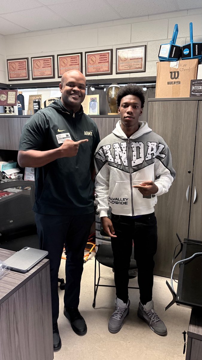 MalachiHeard02's tweet photo. Appreciate @CoachASmith3 for coming by and having a great conversation with me about army West Point academy 🔥@KACWarriorFB @coaching22 https://t.co/rGwSsZndgO