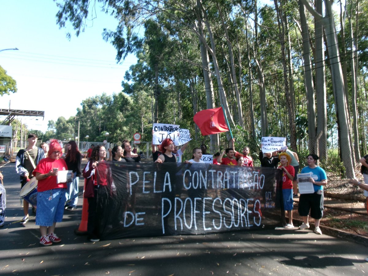 Provando que paralisação não é férias, é um dia de luta para defender a universidade e cobrar melhorias.
Aliás, vocês sabiam que hoje só é possível estudar na UNESP porque, lá em 1989 e 2013, estudantes ousaram sonhar com uma outra universidade? +