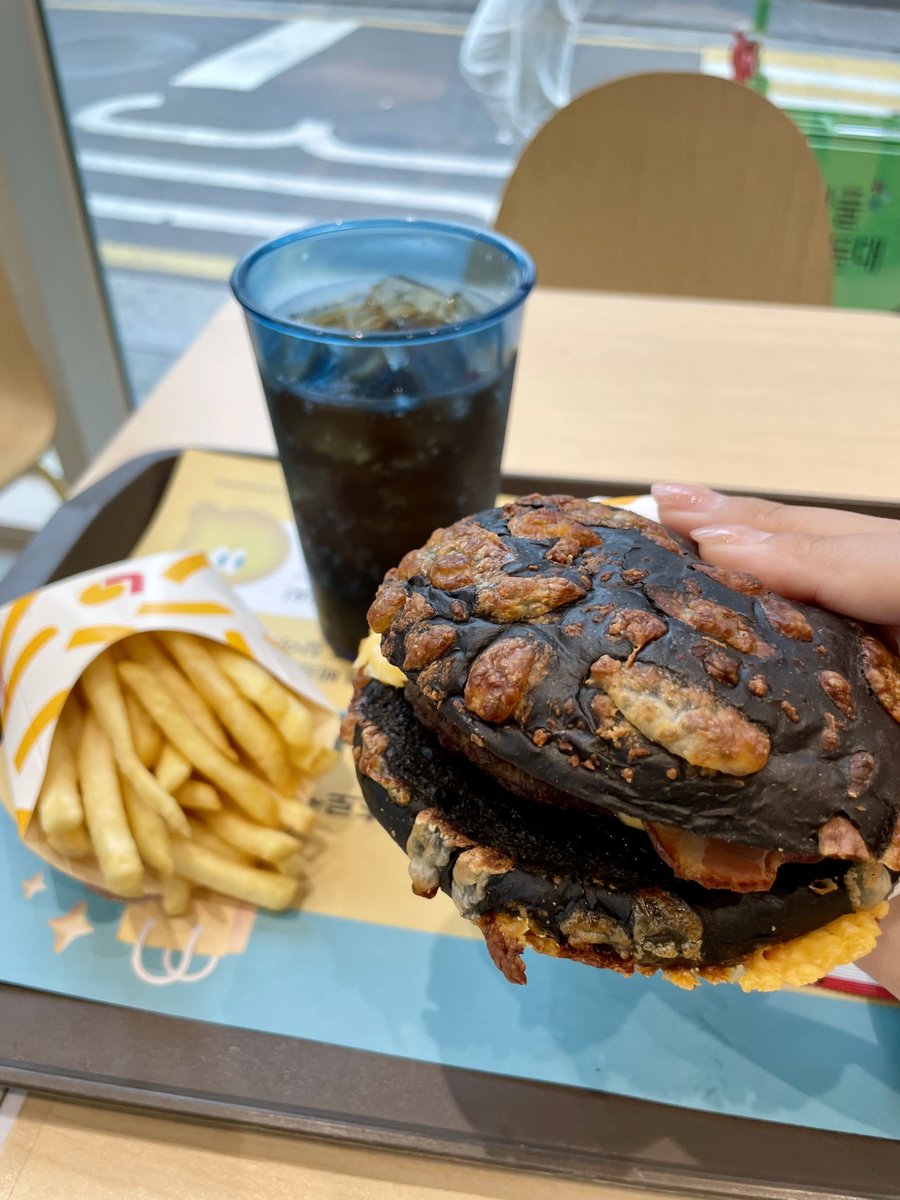 acmkamdol0026's tweet photo. 친구가 번트비프버거 궁금하다면 얼릉 먹어보라고 할 듯

비주얼도 특이하고
맛도 꽤 잘 나왔으 만족할 듯...

#롯데리아 #lotteria #삐딱한천재 #번트비프버거 #삐딱한천재버거 #이찬양셰프 https://t.co/CqnopxyLsT