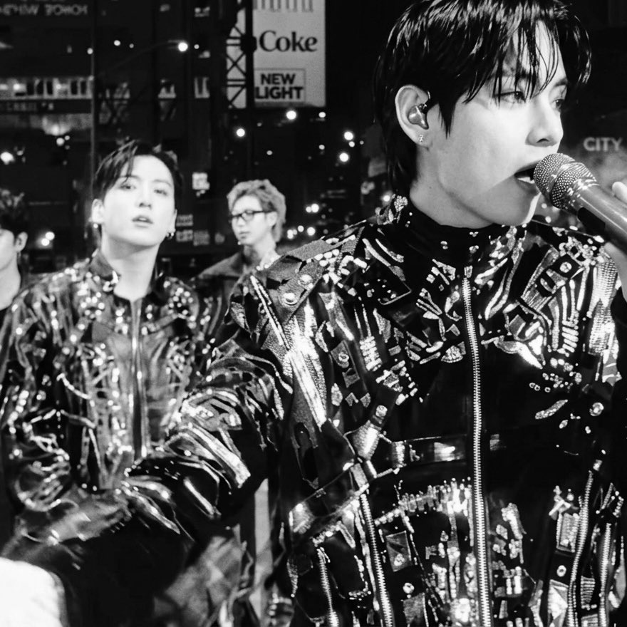 jkissthv's tweet photo. THESE THREE PHOTOS !!! 

DAY 1 , DAY 2 , DAY 3 https://t.co/j93R4TpCYT