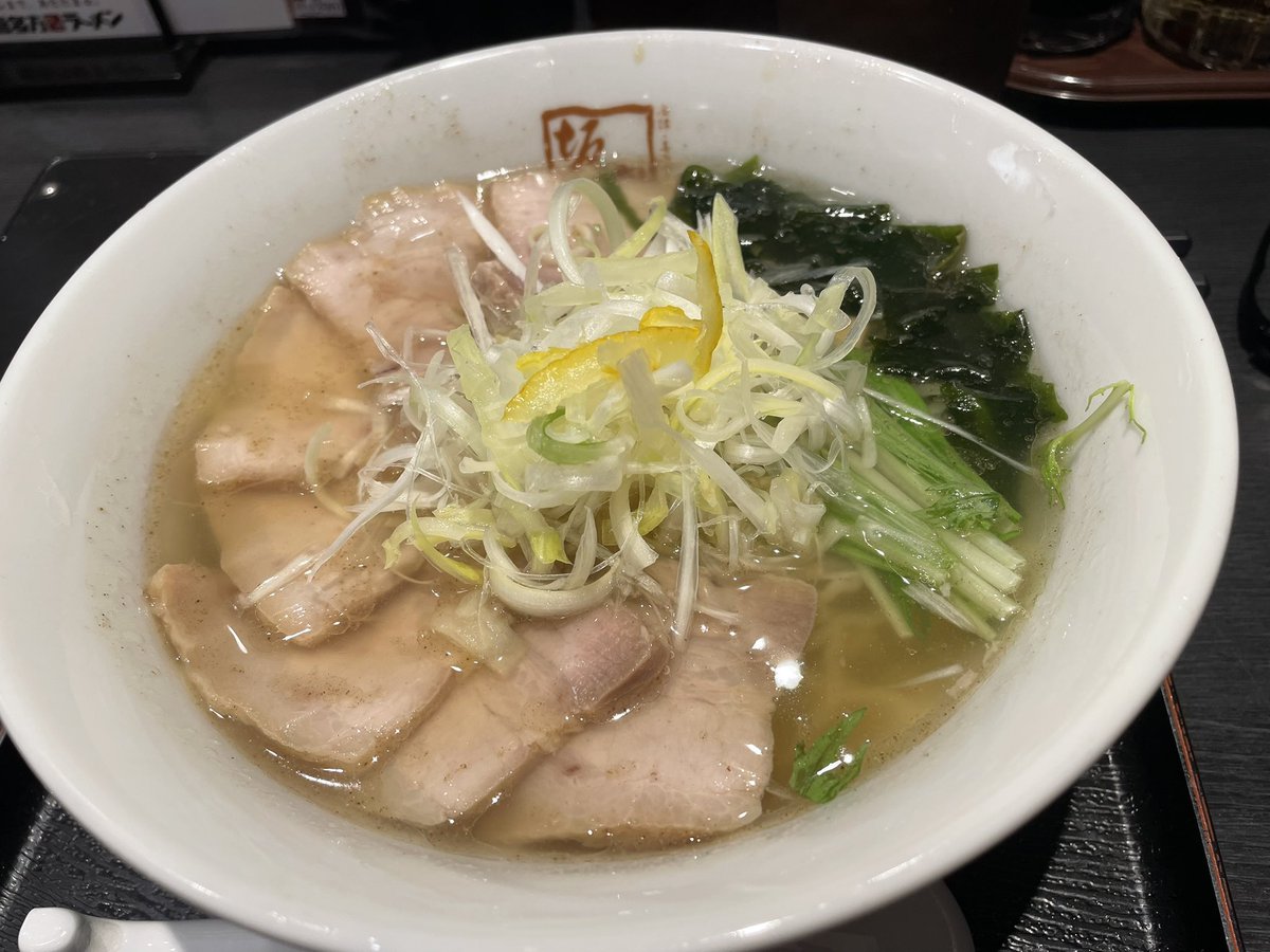 kotabix's tweet photo. #喜多方ラーメン坂内
#あごだし塩ラーメン
久しぶりに喜多方ラーメン坂内、何時も喜多方ラーメンのチャーシュー麺なのですが、今回は、極旨だしシリーズ第二弾、あごだし塩ラーメン8枚焼豚にしてみました、だしは美味しく、坂内の焼豚好きです。 https://t.co/JmDeVUd9rL