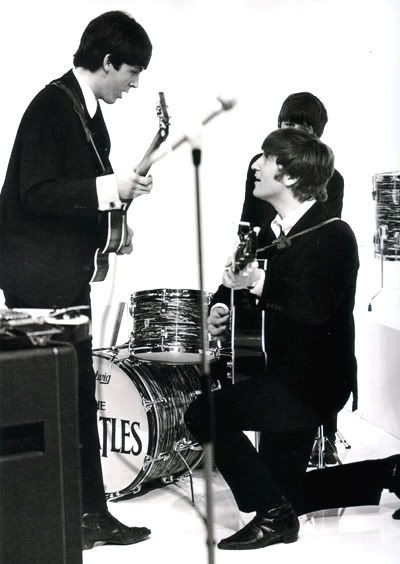 John Lennon pedindo Paul McCartney em casamento (1964)