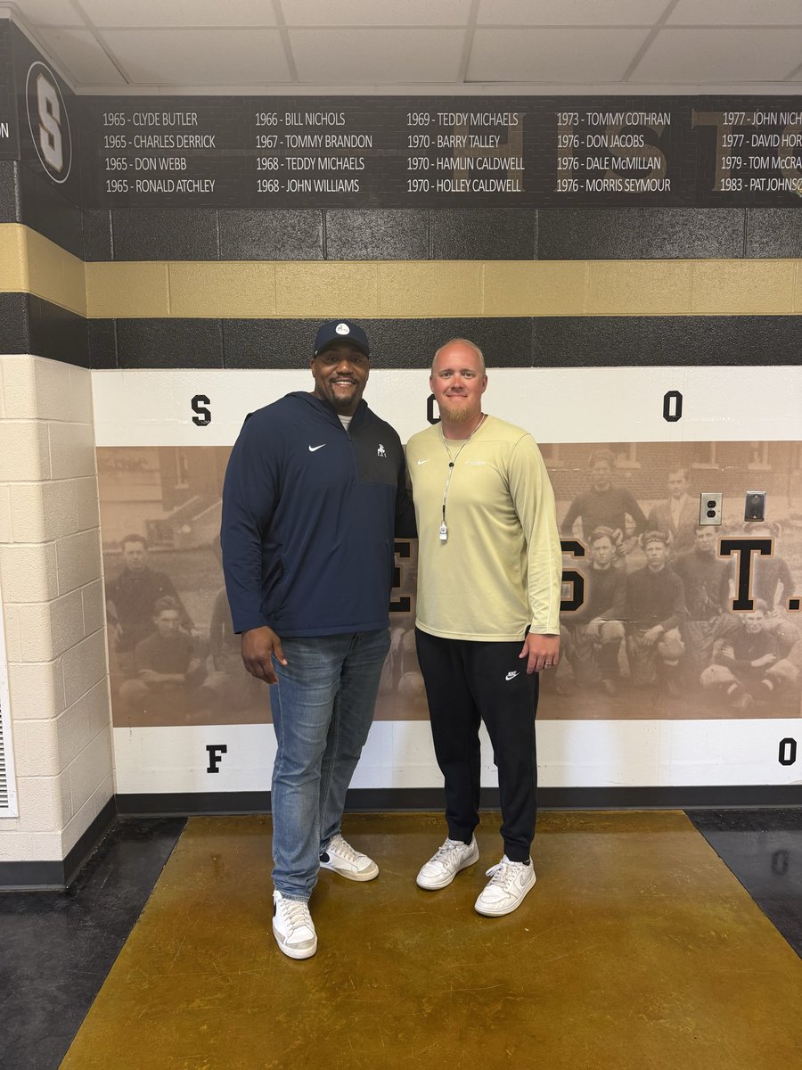 BoroRecruiting's tweet photo. Appreciate @BTHOM63_100 with @SamfordFootball visiting with us in #TheBoro and checking in on our guys!

#WTD | #RecruitTheBoro https://t.co/fr7lrTHt0q
