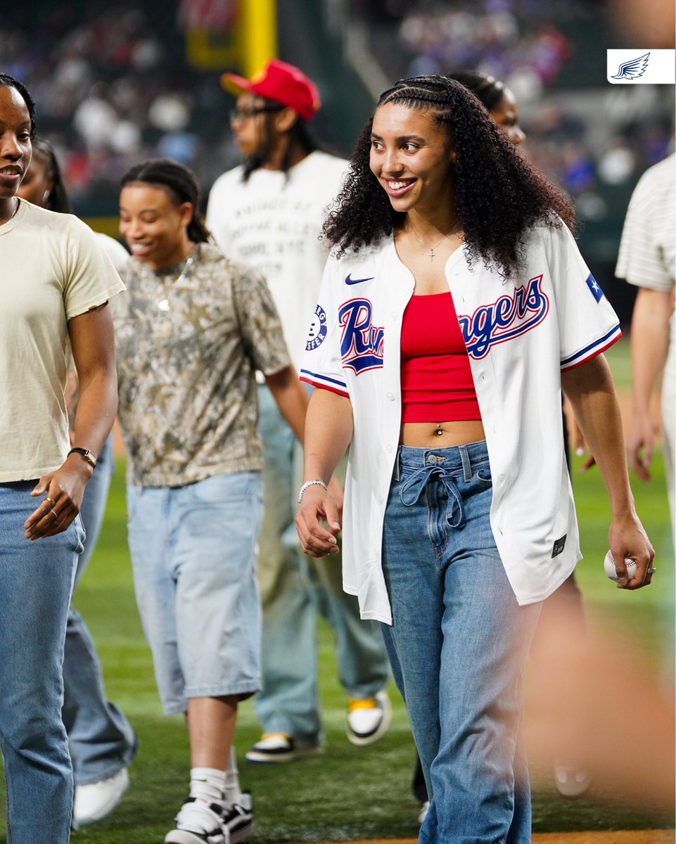 DallasWings's tweet photo. Take me out to the ball game 😆 https://t.co/2gVJViNFMO