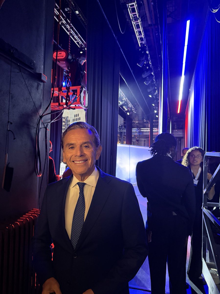 AVillaraigosa's tweet photo. Excited and ready for the debate stage.
#CBSDebate #GubernatorialDebate #CAGovDebate @pomonacollege @cbsnews https://t.co/q3HBgAZzoc