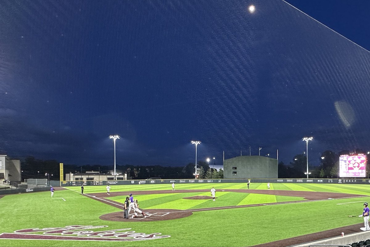 Bluegrass504's tweet image. It’s a beautiful night for #Hokies baseball!

#Hokies are up 12-1 in the 6th!!

#ThisIsHome 🦃⚾️