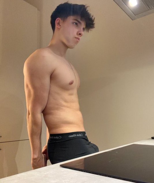 Manuxleo_'s tweet photo. Buldge enough? https://t.co/c9tCuydY60