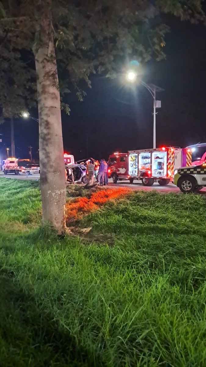Caracol_Cali's tweet image. #Accidente | Se reporta en la recta #Palmira - #Cali, un accidente que deja una persona sin vida y otra gravemente herida.