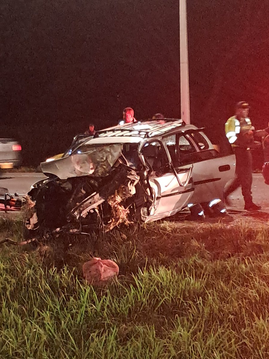 Caracol_Cali's tweet image. #Accidente | Se reporta en la recta #Palmira - #Cali, un accidente que deja una persona sin vida y otra gravemente herida.