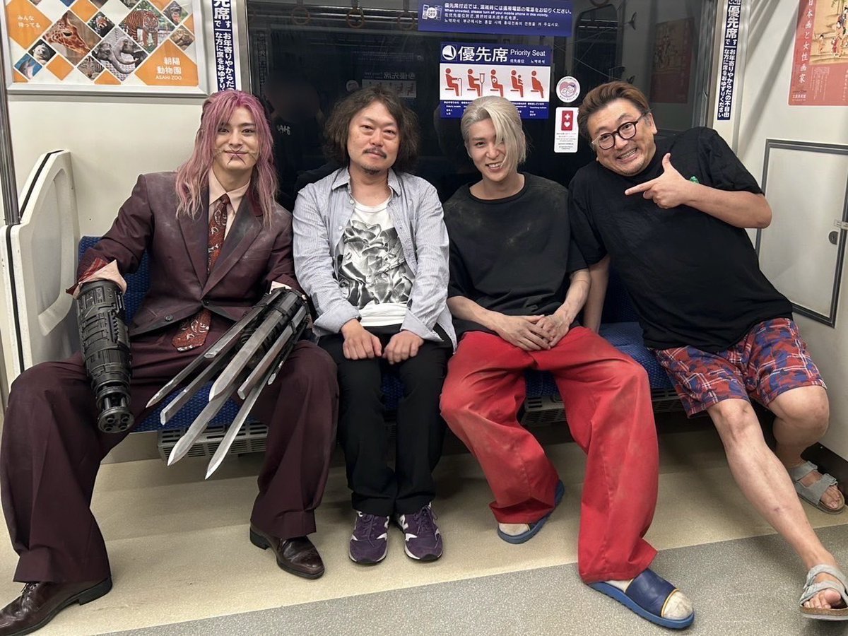 sellarm's tweet photo. 「SAKAMOTO DAYS」一足先に見させて頂きました。凄いです。目黒蓮さんがヤバいです。"僕のドラマでは見られなかった方の目黒蓮"が満載です。アクションはもちろんですが、笑いもです。魅力が炸裂しています。そして出演者の皆さん、全員が全員かっこいいです。この映画を見て「ぜひご一緒したい！」と思った方が何人もいました。これは絶対、劇場でお祭り的に楽しむのが正解だと思います。写真は撮影現場に遊びに行ったときのもの。目黒蓮さん、塩野瑛久さん、そして福田雄一監督、その節はありがとうございました。「あのとき撮ってたあのカットがこんなシーンに仕上がるとは！」って楽しみながら見させて頂きました。皆さん、ぜひ劇場でご覧ください！
#SAKAMOTODAYS
#目黒蓮
#塩野瑛久
#福田雄一
#サカモトデイズ
#SnowMan