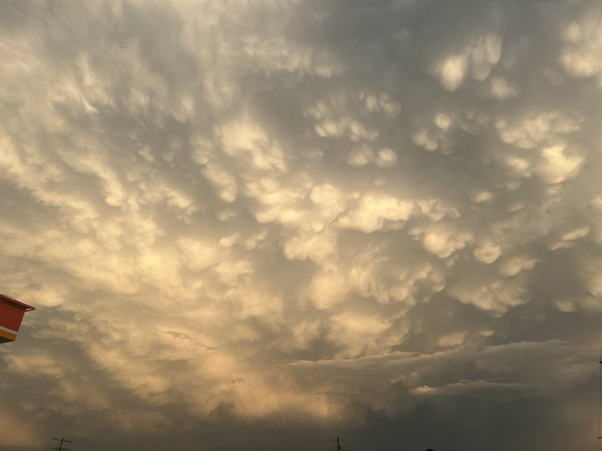 WeatherCryptid's tweet photo. The view got even better! #arwx https://t.co/F3p52CqCeA