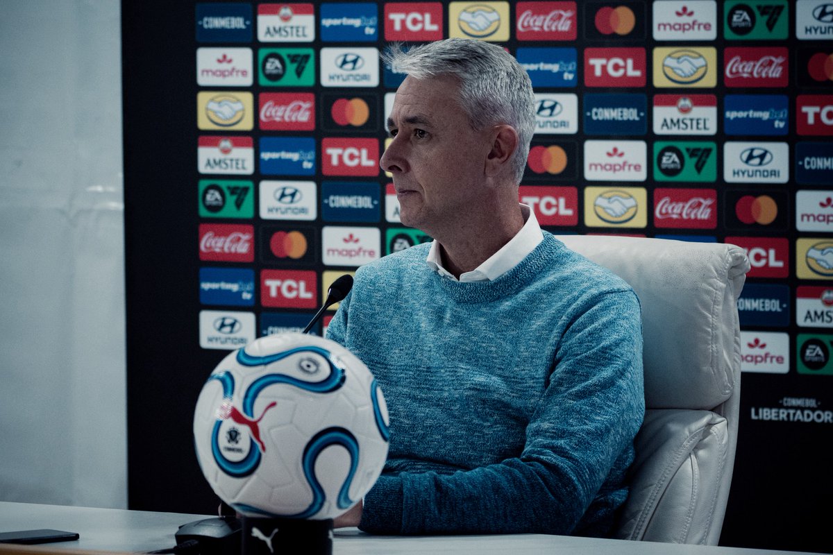 LDU_Oficial's tweet photo. 🎙️ Rueda de prensa post #LanúsLIGA | 🗣️ DT. Tiago Nunes: "Hicimos un buen partido, sabíamos que Lanús es un rival complicado, trabajamos para ganar el partido, hoy no se nos dió el resultado, pero estoy convencido de que este grupo está para pelear los primeros lugares del grupo" https://t.co/VfUgcV0yz5