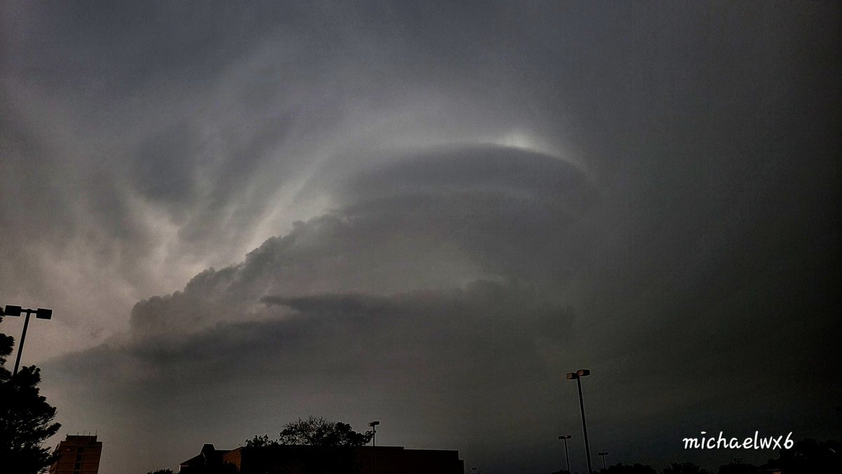 michaelwx6's tweet photo. Check out this absolute INSANE mesocyclone updraft i saw earlier this afternoon around 5:30 PM in Tarrant County, Texas 👀 #txwx https://t.co/bH3s9ULXgp