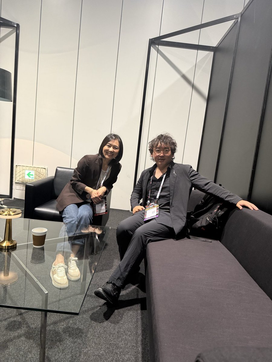 KojiroMoriwaka's tweet image. SusHiTechTokyoにて海外で上場企業の現地CEOをしてる友人と。VIPラウンジの会議室で、熱く経営、人生について語り合う。世の中をより良くする経営。大切に社員やお客様、国を想う心。

#STT2026 #SusHiTechTokyo2026 #startup #VC #familyoffice 

@SusHiTech_SUJP 
@SusHiTech_SUEN