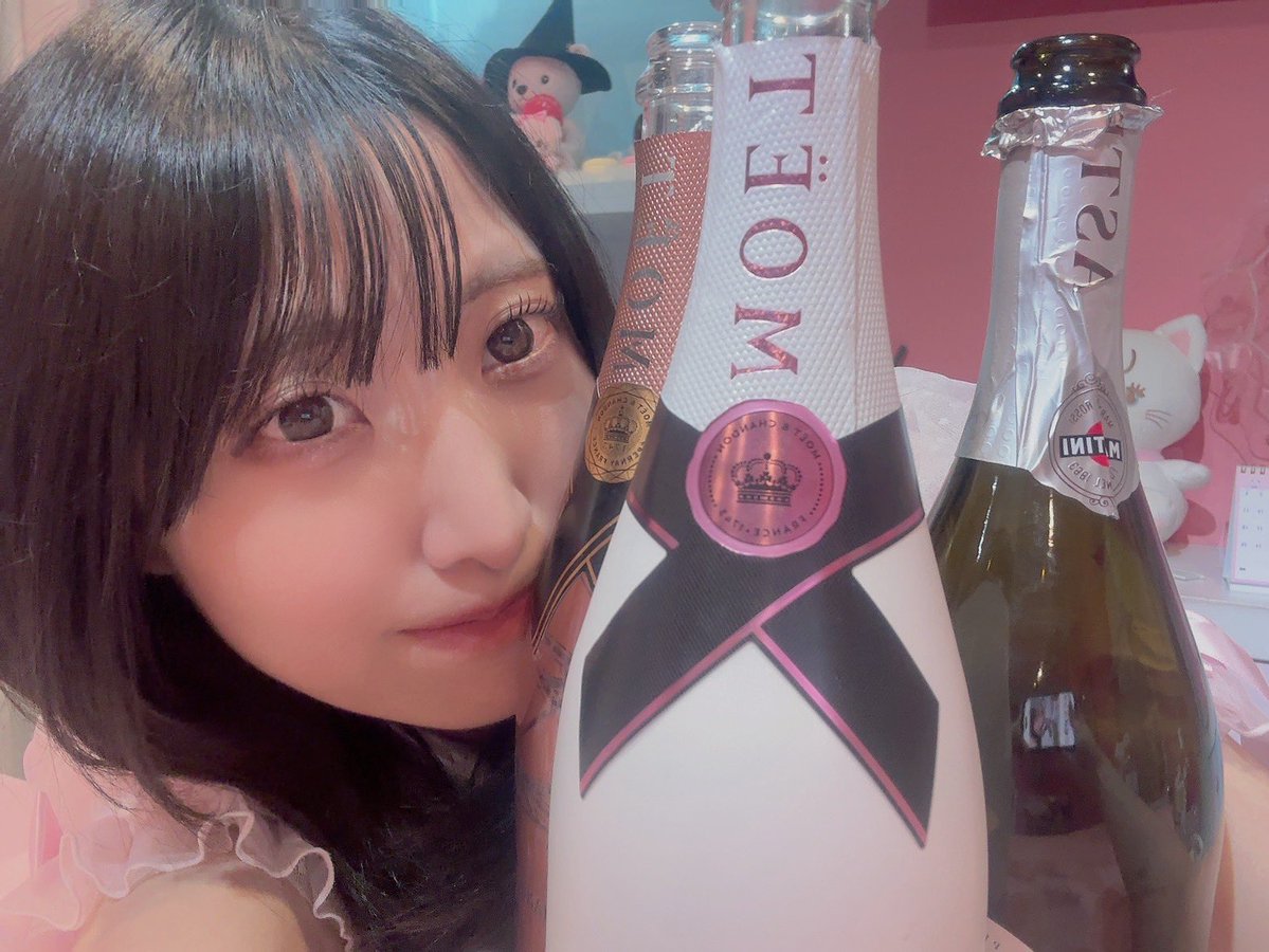 金土のお礼！！
たくさん飲ませてくれてありがとう
次いるのリアバの４日なのでおめでとうしてください🙂‍↕️マカパレ制服ラストかも
いったんＧＷしてきます✈️
昨日のお礼はまた今度！！