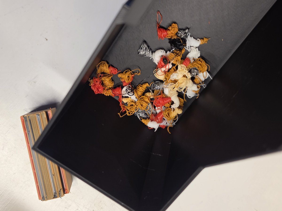 motonari's tweet photo. X2Dで5色使ったディグダのプリントテスト
参考までにウンチの量も
(フィラメント節約モード)

MakerWorld上5.9hの表記でしたが3.3hで出力できました

ノズル配分は
グレー 　L.R
ブラック R
ホワイト L
ブラウン L
レッド 　L.R https://t.co/ynhRiPVgvR
