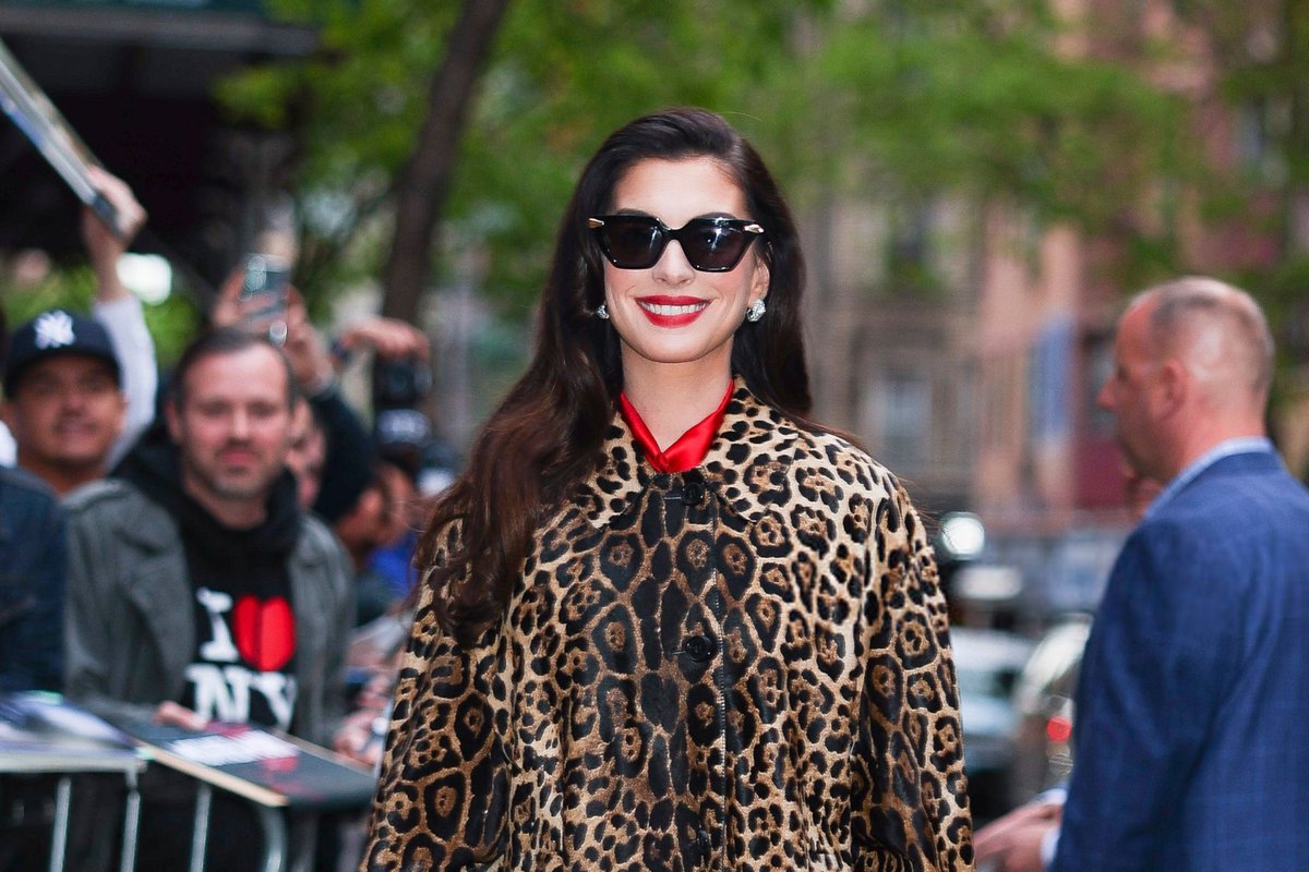 annehathawaybr's tweet photo. Anne Hathaway foi vista na exibição de "O Diabo Veste Prada 2" em Nova York. https://t.co/gm1xxyWhQe