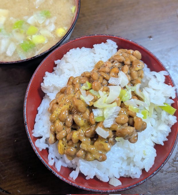 朝だ、夜明けだ、ご飯が進むー♪
ってわけで納豆ですよ。今日もまた連載と関係のない打ち合わせ。あー祝日かぁ、今日は。
昭和の日を祝う昭和な漫画家です。 