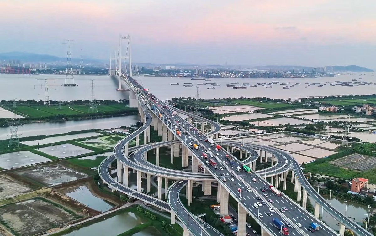 thisisGBA's tweet image. #Transportation | Heading out during the holiday? Here's your quick guide to getting around Guangdong Province smoothly from May 1–5:

🚗 Road trips: Toll-free for small passenger vehicles (incl. Hong Kong-Zhuhai-Macao Bridge). Expect heavy traffic—plan ahead!
🚇 Metro: Extended