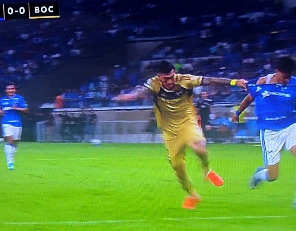 NUEVO REGLAMENTO EN EL FÚTBOL:

Si sos jugador de boca PODES AGARRAR al rival de la CAMISETA y NO va a ser falta.

GESTIÓN RIQUELME - TAPIA 👏🏻✅️