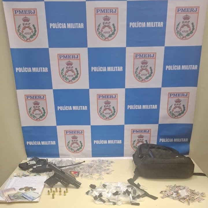 PMERJ's tweet photo. 🎯 ARMA E DROGAS APREENDIDAS EM OPERAÇÃO CONJUNTA EM NITERÓI
Equipes do #12BPM, em operação conjunta com a #76DP, atuaram nesta terça-feira (28/4) na Comunidade do Boa Vista, em Niterói.
Durante a ação, criminosos armados atacaram as equipes, havendo confronto.👇 https://t.co/CLADaIMPgW