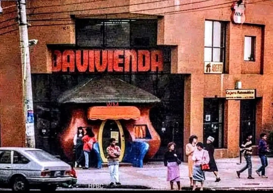 HistoriaFotBog's tweet photo. Antiguo Davivienda, ubicado en la Avenida Ciudad de  Chile (calle 72) con carrera 11..... Bogotá a mediados de los 80. https://t.co/yycAbDzr2C