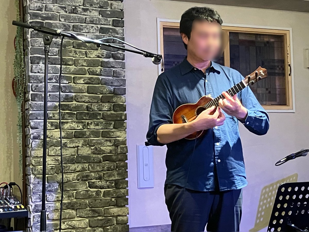 昨日の“平日オープンマイク”は
ウクレレの男性お2人でした。
インストや弾き語りなど👍

思いがけず“ハッピーバースデー”を
お2人に歌っていただきました😅

そうなんです、TANTANは7周年を迎える事が出来ました…💦

たくさん出会いもありました。
“一期一会”ですね👍

#オープンマイク