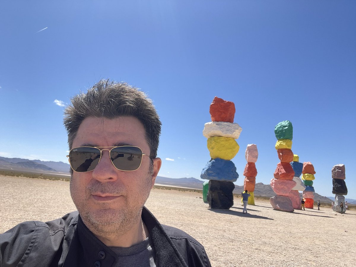 FanFlight75's tweet image. Un petit tour pour admirer ces sculptures originales en plein désert; elles ont beaucoup de succès !#sevenmagicmountain #nevada #lasvegas