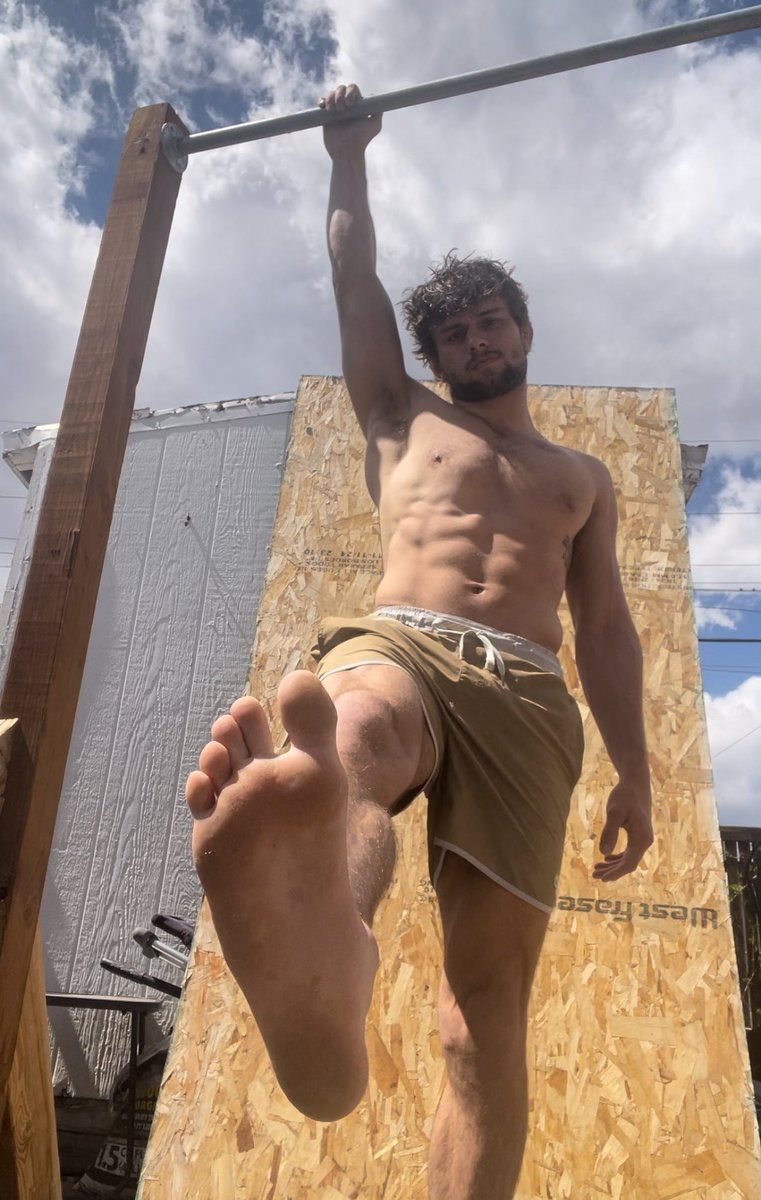 Manly Feet Club (50k) tweet media