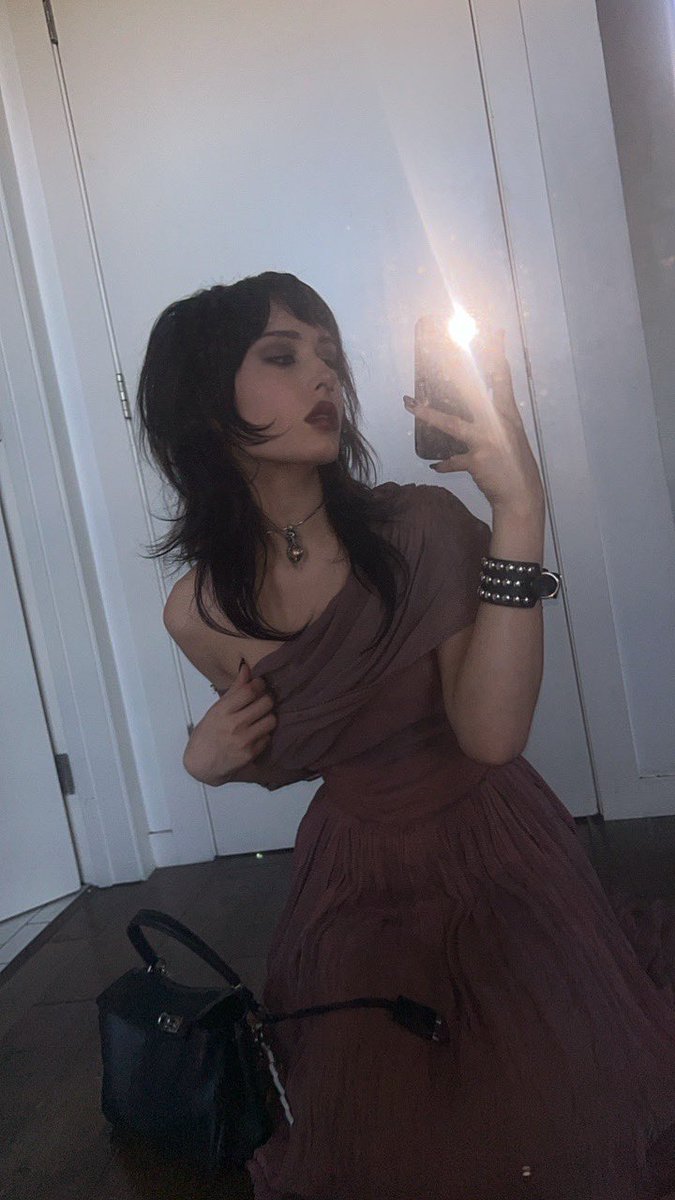 mp3__girl's tweet photo. I look really good right now wow. https://t.co/XNGkuEIlAZ