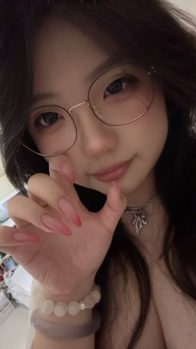 h66720744's tweet photo. 新做的美甲！ https://t.co/lD3Q8jrpc8