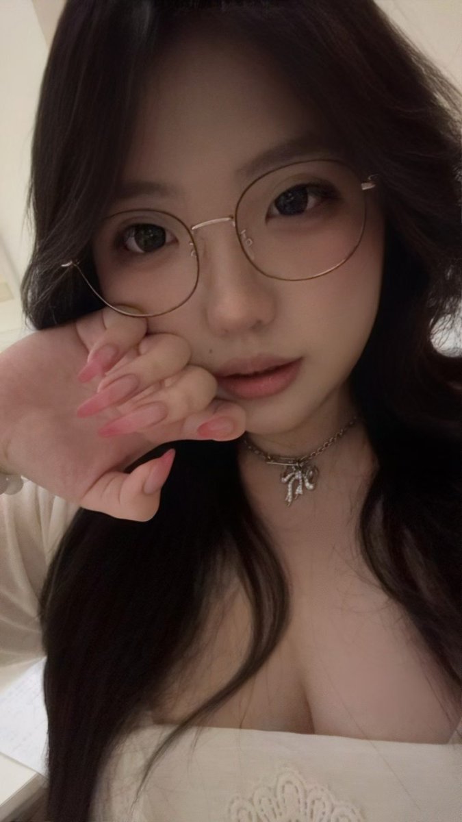 h66720744's tweet photo. 新做的美甲！ https://t.co/lD3Q8jrpc8
