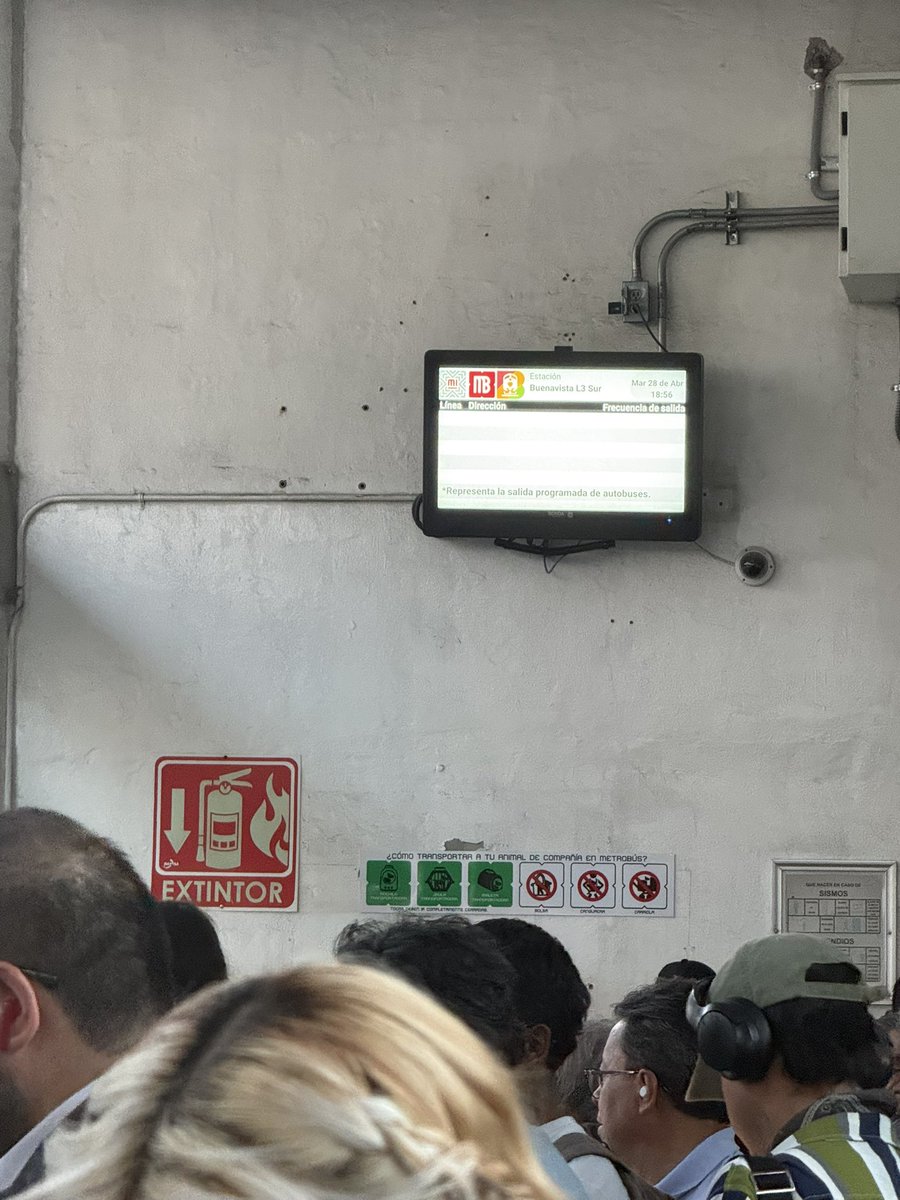 Maredrews's tweet photo. @MetrobusCDMX como siempre, retraso en la línea, Buenavista a reventar https://t.co/Zsk3LT09S5