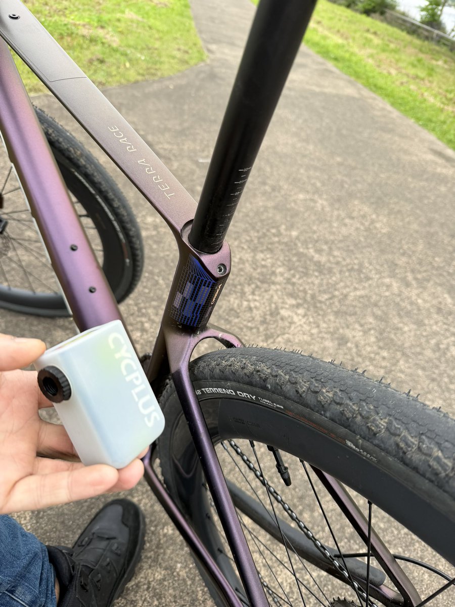 u2bikes's tweet photo. オンロードでは空気圧高めに
グラベル・トレイルになったら空気圧下げて
帰りでまたオンロードには空気圧を上げる。

グラベルレースロードでのライドと
携帯電動ポンプの相性◎
CYCPLUS、高くても信頼性と
この圧倒的空気入れの楽さは購入優先度上位👍
 #グラベルバイク
 #電動ポンプ
 #CYCPLUS
 #U2BIKES