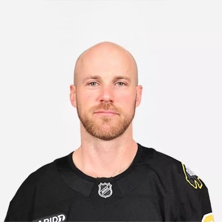 _agirlisnoone's tweet image. Elias Lindholm first one to get his hairline back!!! Let’s go #Bruins !!! 🖤💛🖤💛