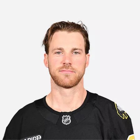 _agirlisnoone's tweet image. Elias Lindholm first one to get his hairline back!!! Let’s go #Bruins !!! 🖤💛🖤💛