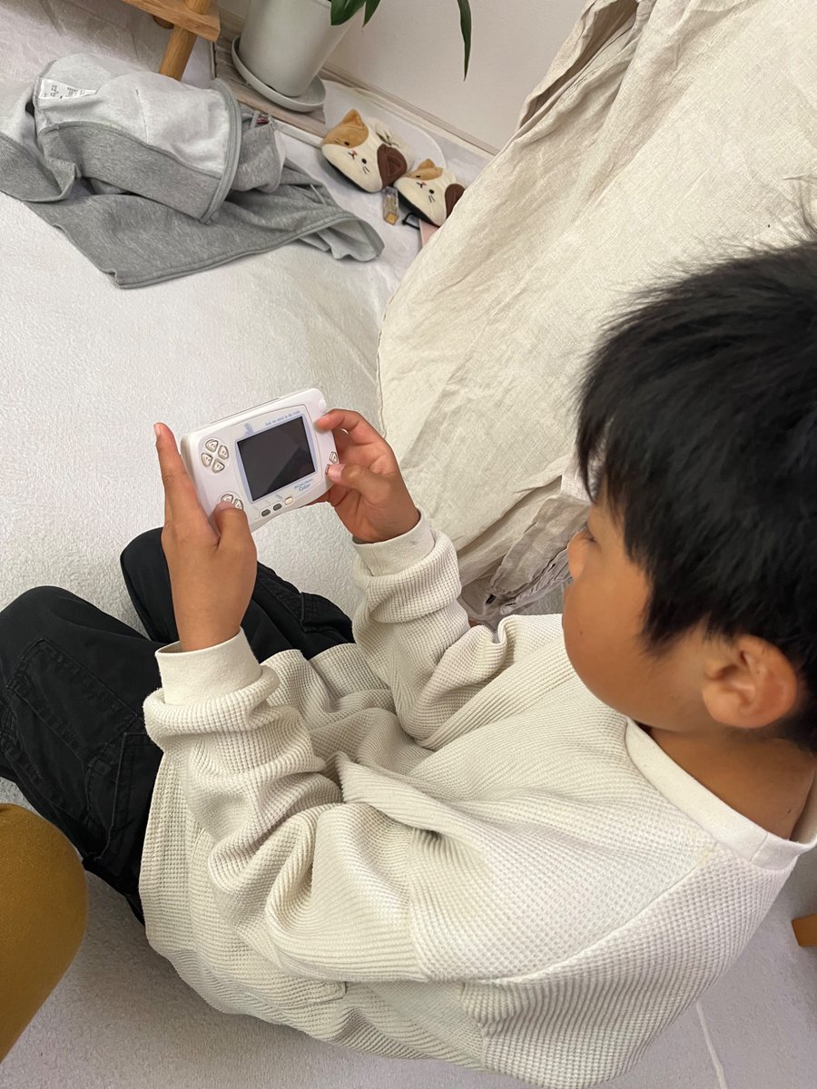 koichi_0817's tweet photo. 30年前に使ってたワンダースワンで遊ぶ息子。しかもファイナルファンタジーⅡ…。 https://t.co/OXRDSHdlPq