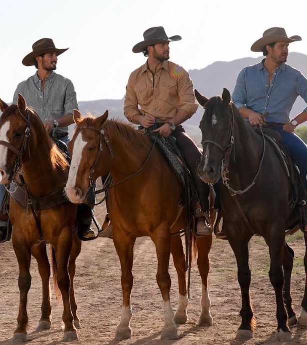 Juan, Jerónimo e Lalo Coraje, os irmãos coragem

Emilio Osorio, Emmanuel Palomares e Brandon Peniche durante as gravações de #TierraDeAmorYCoraje próxima telenovela de José Alberto Castro (#AsFilhasDaSenhoraGarcia). O drama rural baseado na telenovela brasileira estreia em breve.