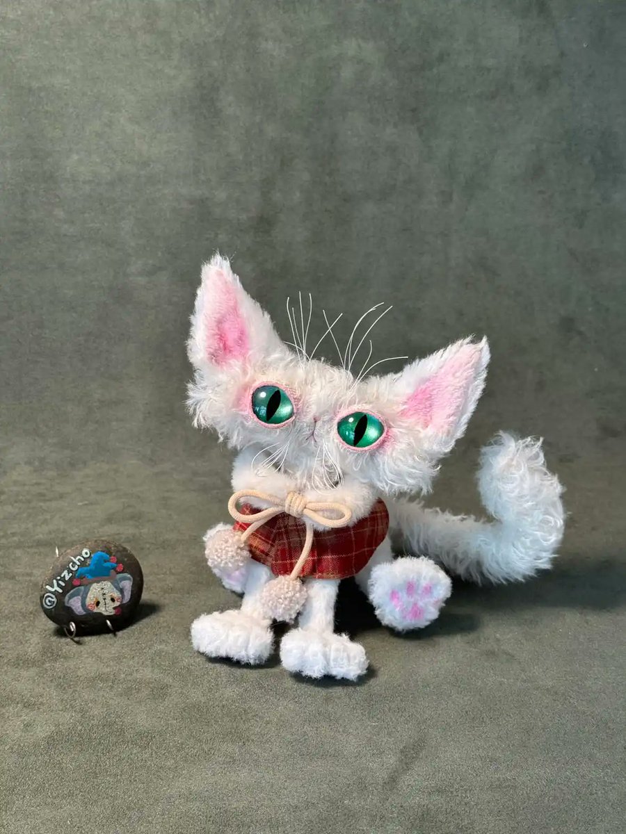 playmorphx's tweet image. A kitten that matches the snow perfectly! ❄️ Too bad it doesn't snow here ☹️ Dropping in the group tonight! ✨

Original handcrafted cat, fully poseable. Not a pipe cleaner toy! ❤️

#ArtDoll #HandmadeCat #Handcrafted #ToyArtist #Yizcho #SnowCat