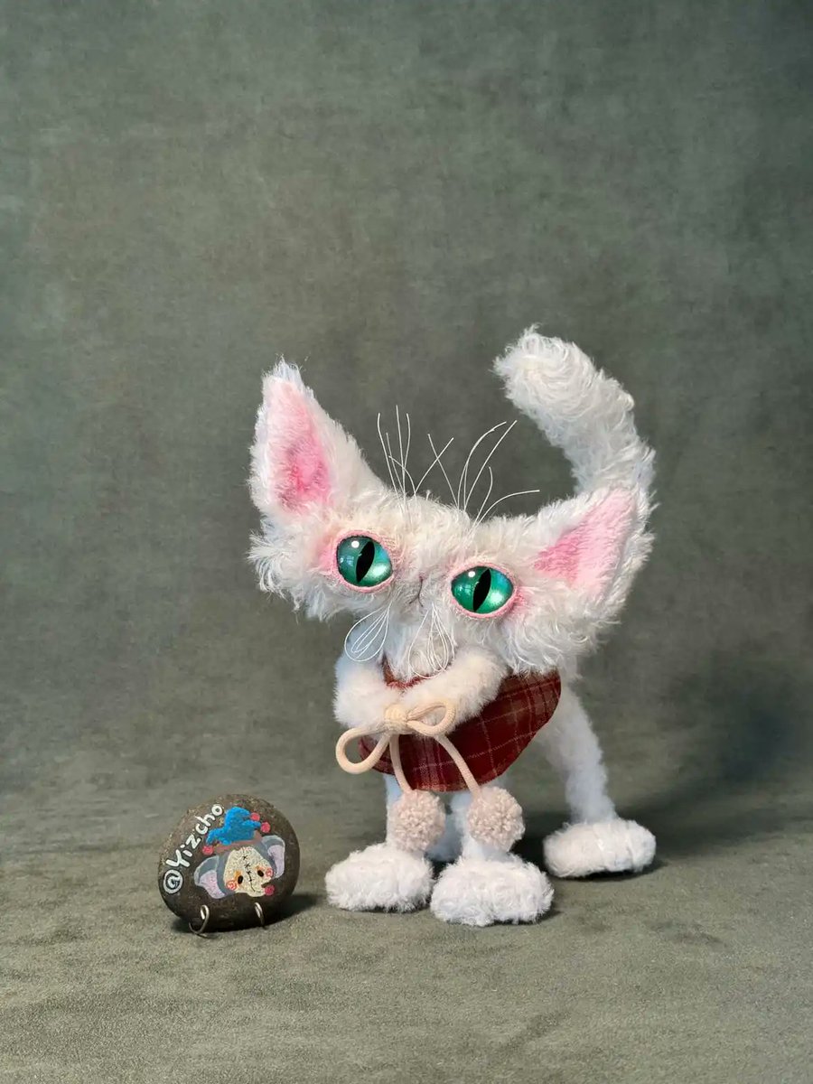 playmorphx's tweet image. A kitten that matches the snow perfectly! ❄️ Too bad it doesn't snow here ☹️ Dropping in the group tonight! ✨

Original handcrafted cat, fully poseable. Not a pipe cleaner toy! ❤️

#ArtDoll #HandmadeCat #Handcrafted #ToyArtist #Yizcho #SnowCat