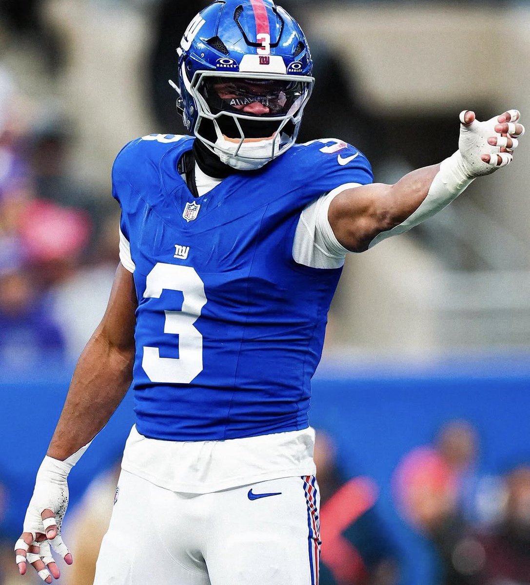 TheGiantTopic's tweet photo. Most quick pressures in 2025 per @NextGenStats 

1. Abdul Carter - 48
2. Nik Bonitto - 44
3. Will Anderson Jr. - 35
4. Micah Parsons - 33
5. Myles Garrett - 31
6. Josh Hines-Allen - 27
7. Jeffery Simmons - 26
8. Aidan Hutchinson - 25
8. Chase Young - 25
10. Chris Jones - 24

> Under 2.5 seconds