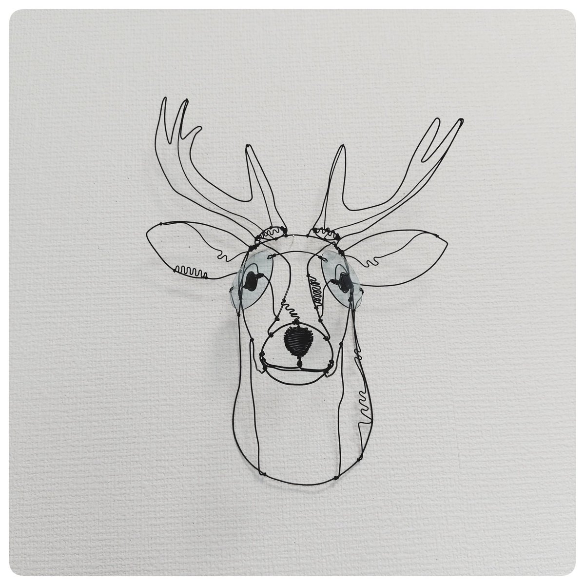 pleasure_cm28's tweet photo. ワイヤーアート　ワイヤークラフト
サングラスをかけた鹿さんです👓️

#鹿　#ワイヤーアート　#ワイヤークラフト　#アート　#インテリア　#ハンドメイド　#サングラス　#minne　#creema　#メルカリ https://t.co/y2Rm26vtvN