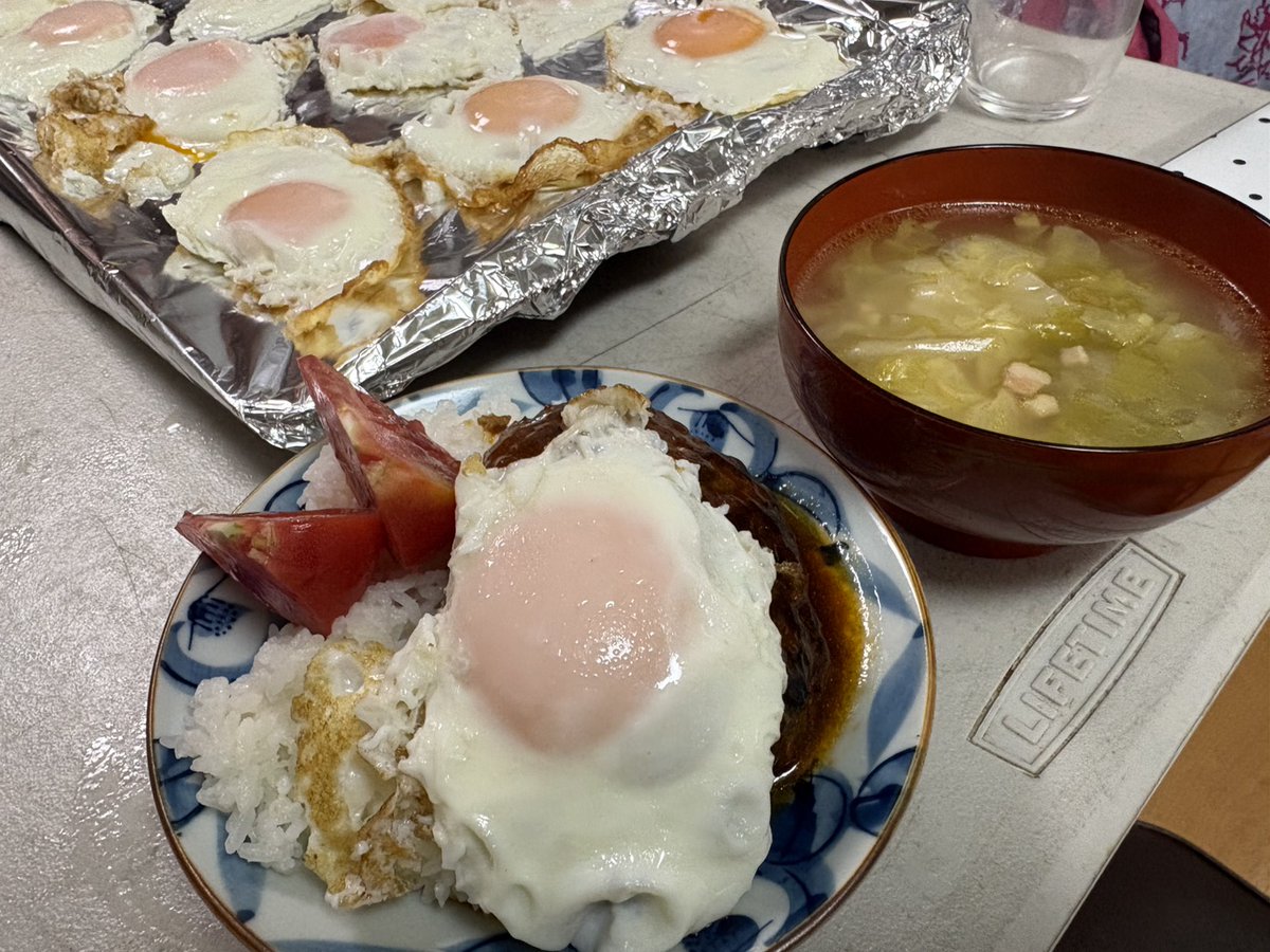 bunkyobase's tweet photo. 🌈文京BASEこども食堂 開催レポート🌈

4/27、第33回を開催しました！
不安定なお天気の中でしたが、今回もたくさんの笑顔が集まりました☺
メニューは「ロコモコ」🌺
ジューシーハンバーグ×半熟目玉焼き🍳
外は雨でも、会場はほっこりあたたかい時間に✨
次回メニューは決まり次第お知らせします♪ https://t.co/vyfgDsYtaq