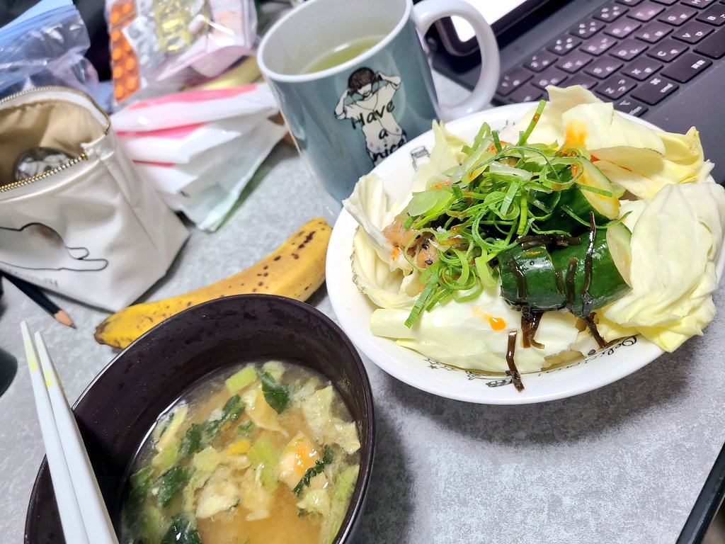 なんという朝ごはんでしょう
(机が汚いのはおいておいて)