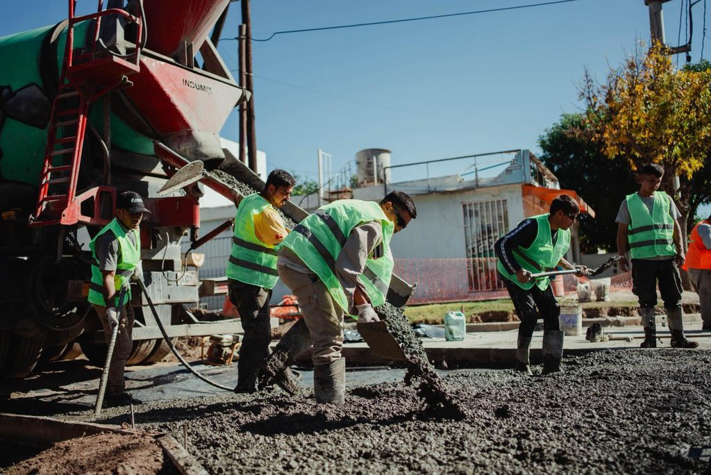 Dean_Rodrigo's tweet photo. En Villa Unión avanzan obras históricas de cloacas y pavimento que mejorarán la vida cotidiana de más de 3.600 vecinos y vecinas. Después de más de 50 años, el barrio comienza a concretar mejoras largamente esperadas. https://t.co/h6VJFtTzJh