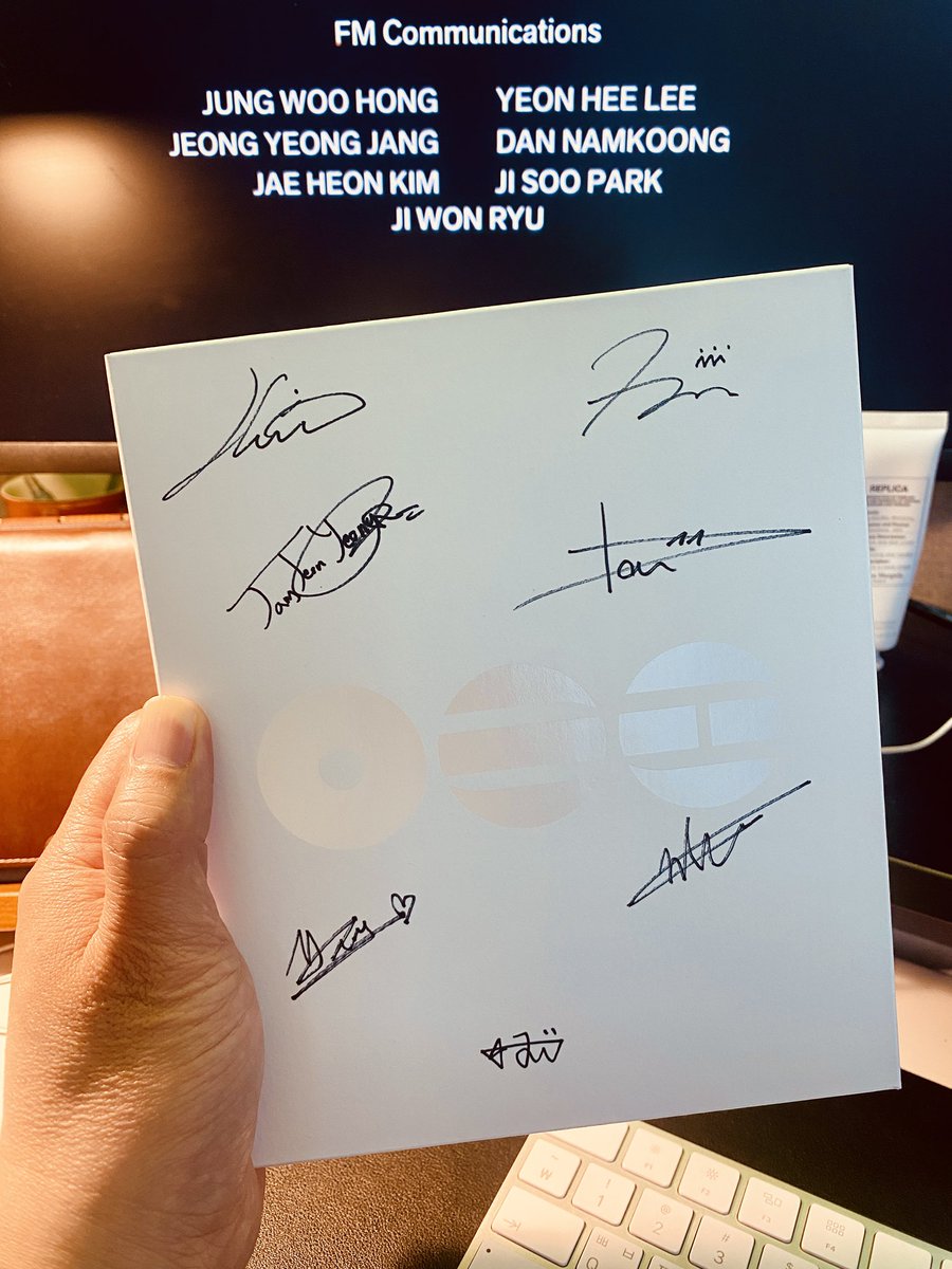 creative_dan_01's tweet photo. BTS X NETFLIX 
THE COMEBACK LIVE 
-
어느덧 한달이 지났습니다.
-
엔딩크레딧 FM 7명의 사인을 
BTS 컴백 앨범에 추억으로 남기며
다시 한 번 감사의 마음을 전합니다 :)
-
#BTS #하이브 #넷플릭스 
#빅히트뮤직 #에프엠커뮤니케이션즈 https://t.co/2K09QoJZ8g