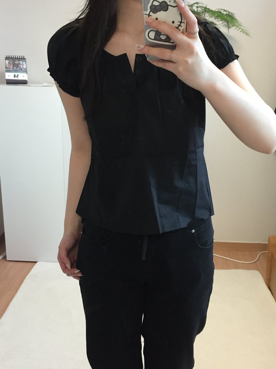 getchaszar's tweet image. #gift

둘 다 선물로 보내주셔서 입어보았는데요
지금 입기 딱 좋고 핏도 예쁨…
두번째 반팔은 날씨 좀 더 풀리고 입으면 좋을 것 같아요 👉👈